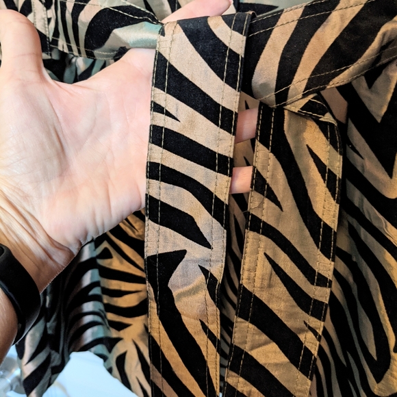 🐯Gold and Black Tiger Print Jacket- Size Medium - Picture 5 of 11